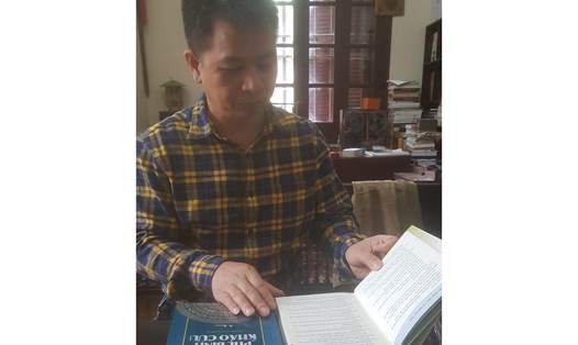 Ông Hoàng Tuấn Công cho rằng, nhiều mục trong cuốn “Từ điển thành ngữ tục ngữ Việt Nam” đã sao chép từ các công trình ông đã công bố. Ảnh: X.H