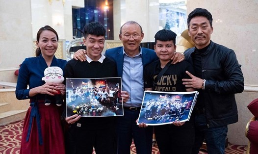 Ông bầu Kim Sang-bum (ngoài cùng bìa phải) khi chụp ảnh cùng HLV Đội tuyển Bóng đá Việt Nam Park Hang-seo và các võ sĩ. Ảnh: Nam Trung