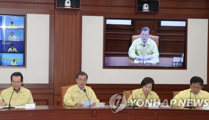 Tổng thống Hàn Quốc Moon Jae-in thông báo nâng mức cảnh báo dịch COVID-19 lên cấp độ cao nhất. Ảnh: Yonhap