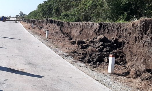 Cà Mau liên tiếp bị sụp đất mùa vào mùa khô năm 2020 (ảnh Nhật Hồ)