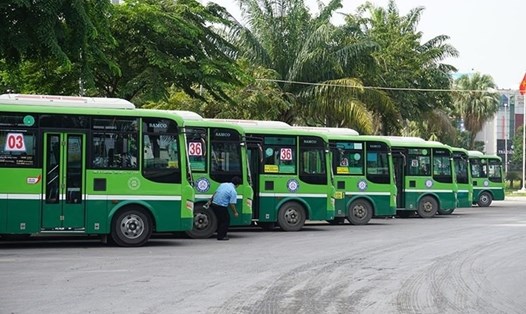 Nhiều tuyến xe buýt ở TPHCM ế khách vì dịch COVID-19.  Ảnh: M.Q