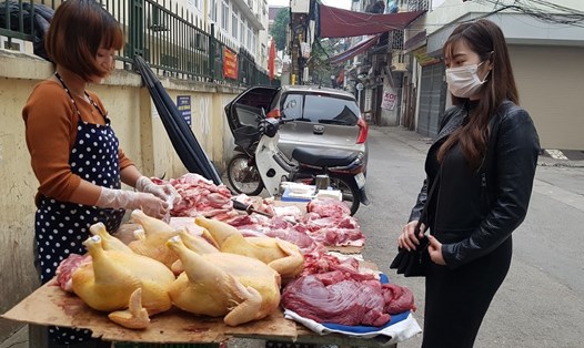 Giá thịt lợn giảm đã khiến người tiêu dùng dễ dàng kiểm soát chi tiêu hàng ngày. Ảnh: Kh.V