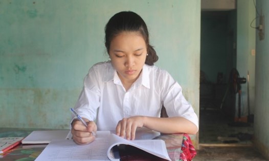 Em Nguyễn Thanh Thúy luôn cố gắng vượt qua hoàn cảnh để học tập. Ảnh: TT