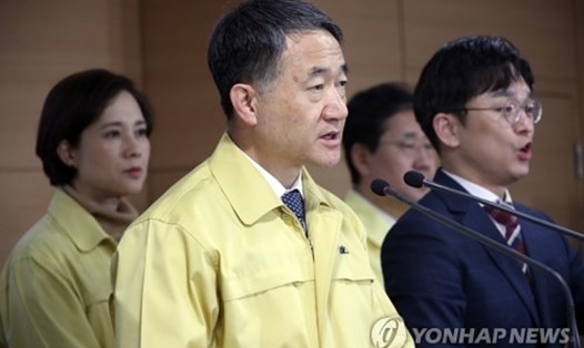 Bộ trưởng Y tế và Phúc lợi Park Neung-hoo trong cuộc họp báo ở Seoul trong dịch COVID-19 ở Hàn Quốc. Ảnh: Yonhap