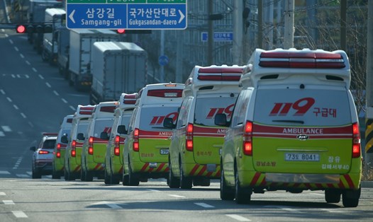 Xe cấp cứu ở Daegu, Hàn Quốc hôm 23.2 trên đường vận chuyển bệnh nhân tới bệnh viện. Ảnh: Yonhap.