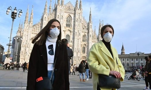 Người dân đeo khẩu trang phòng chống COVID-19 ở quảng trường Piazza del Duomo, Milan, ngày 23.2.2020. Ảnh: AFP