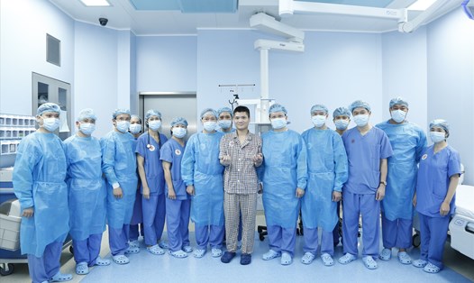 Bệnh nhân với bàn tay đang phục hồi rất tốt, chụp hình cùng các y bác sĩ đã thực hiện ca ghép chi thể đầu tiên từ người cho sống trên thế giới. Ảnh: BVCC