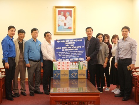 Lãnh đạo Tập đoàn Hoá chất Việt Nam trao quà cho nhân dân tỉnh Vĩnh Phúc. Ảnh: H.C