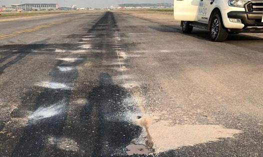 Đường bằng sân bay Tân Sơn Nhất bị hư hỏng. ảnh GT