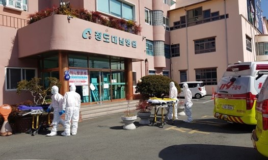 Nhân viên y tế đứng bên ngoài bệnh viện Daenam ở quận Cheongdo, tỉnh Gyeongsang Bắc. Ảnh: Yonhap.