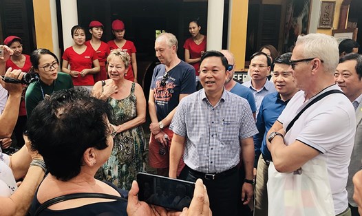 Chủ tịch UBND tỉnh Quảng Nam Lê Trí Thanh (mặc áo sọc carô) gặp gỡ du khách (Ảnh: quangnam.gov.vn).