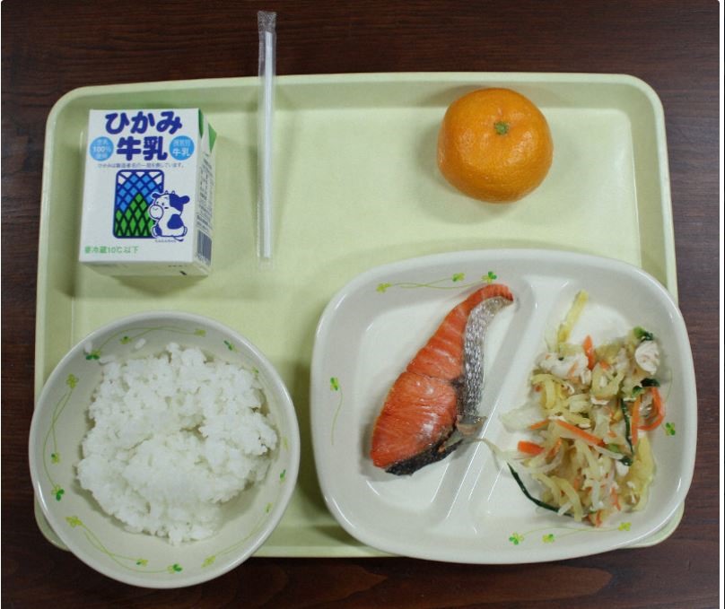 Một suất ăn trưa cho học sinh ở Nhật Bản. Ảnh: Mainichi.