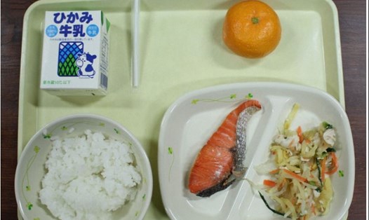 Một suất ăn trưa cho học sinh ở Nhật Bản. Ảnh: Mainichi.