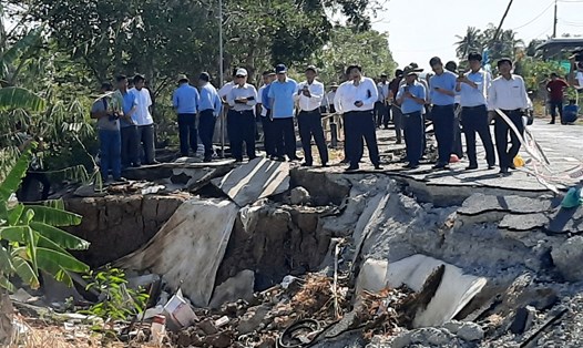 Các chuyện gia, nhà khoa học kiểm tra thực tế tại một điểm sụp lở đất tại huyện Trần Văn Thời sáng 24.2 (ảnh Nhật Hồ)