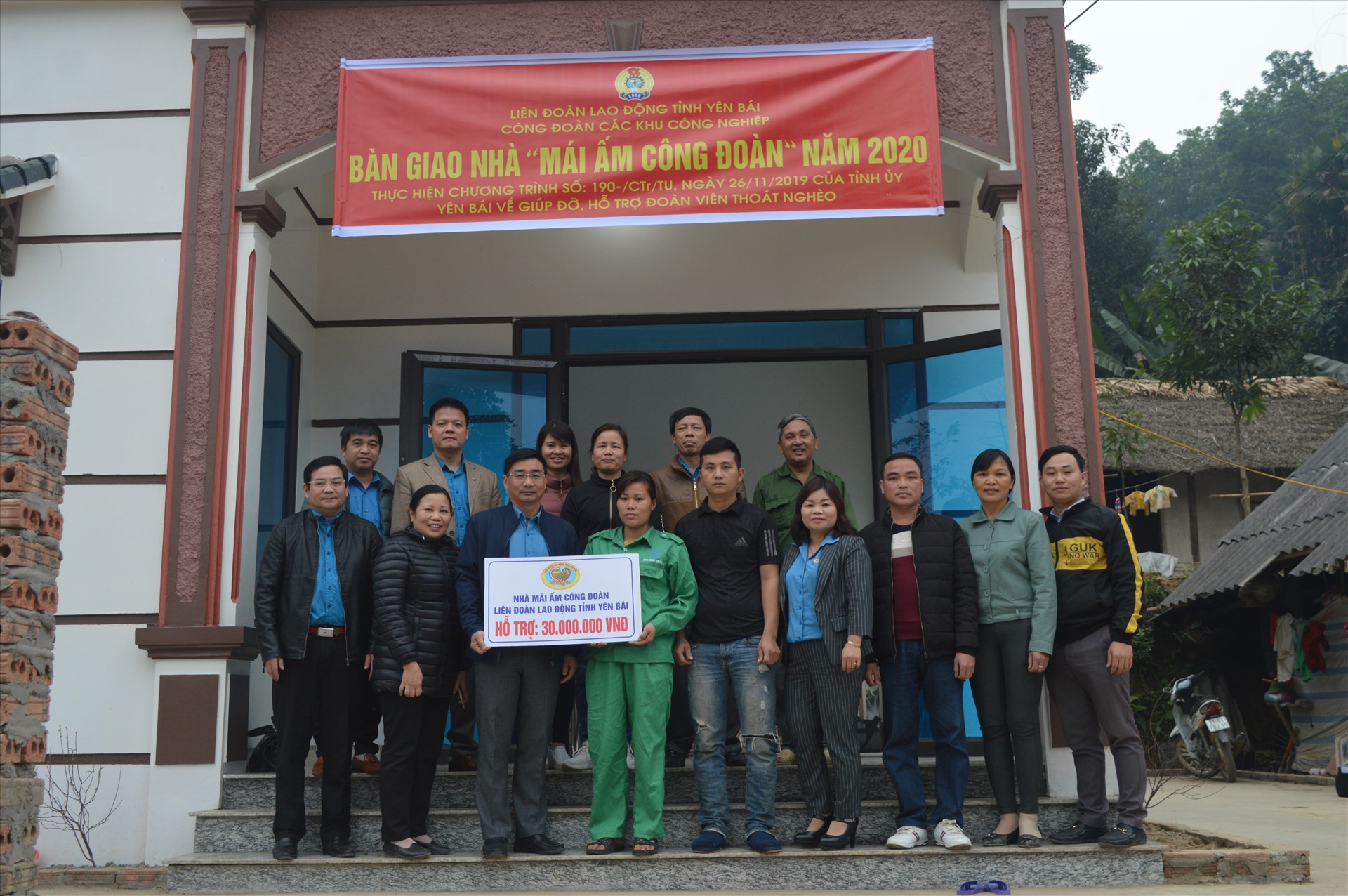 Lãnh đạo LĐLĐ tỉnh Yên Bái trao hỗ trợ cho đoàn viên. Ảnh: Quỳnh Vũ