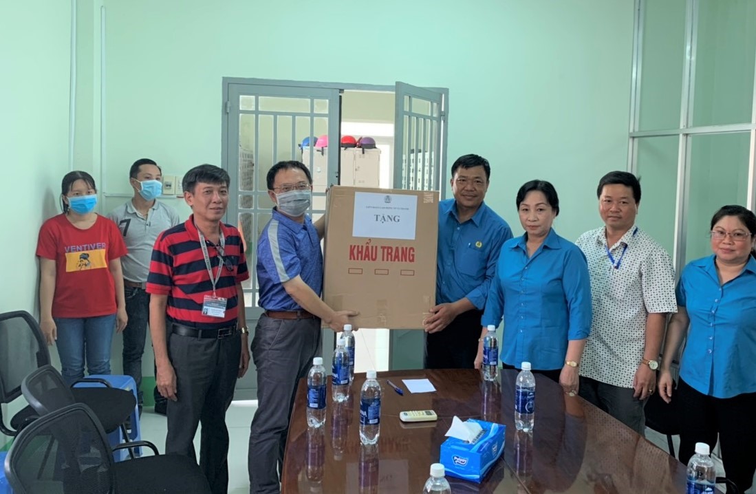 Trao khẩu trang cho công đoàn cơ sở Công ty TNHH MTV Bách Mỹ Nội y (tỉnh Hậu Giang). Ảnh: LĐLĐ TP.Vị Thanh cung cấp