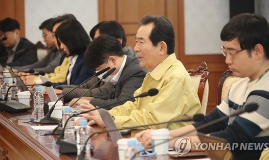Thủ tướng Hàn Quốc Chung Sye-kyun (thứ hai từ phải) trong cuộc họp chỉ đạo chống dịch COVID-19 ngày 24.2.2020. Ảnh: Yonhap