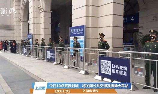 Binh sĩ chặn lối vào nhà ga chính ở Vũ Hán sau khi thành phố bị phong toả. Ảnh: The Paper