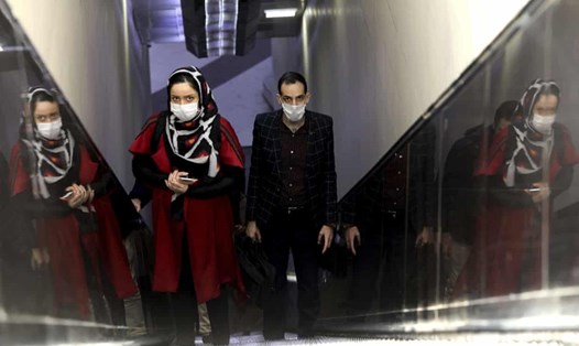 Người dân trang bị khẩu trang bảo vệ khi di chuyển ở ga tàu điện ngầm Tehran, Iran. Ảnh: AP.