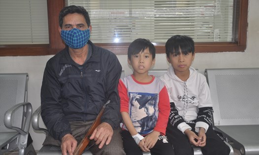 2 con của chị Tuyết cùng ông ngoại trong lần chữa trị tại Viện Huyết học - Truyền máu trung ương. Ảnh: Quế Chi