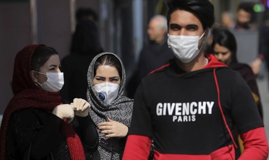 Người dân Iran đeo khẩu trang trên phố. Ảnh: AP