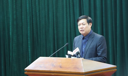 Thứ trưởng Bộ Y tế Đỗ Xuân Tuyên báo cáo về tình hình dịch bệnh. Ảnh: PV