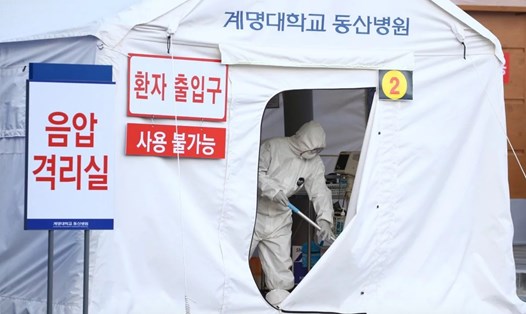 Một phòng cách ly tạm thời tại bệnh viện ở Daegu, Hàn Quốc. Ảnh: EPA