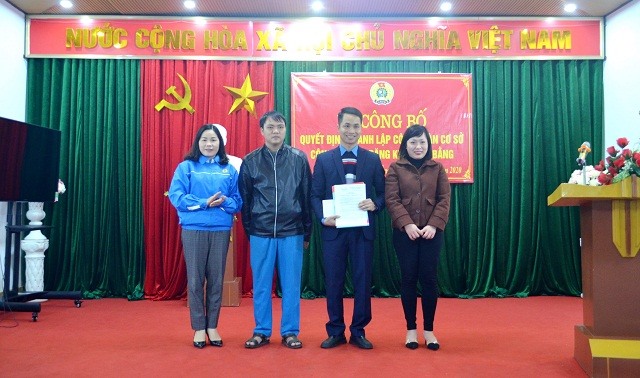 Đồng chí Sầm Thu Oanh - Thành ủy viên, Chủ tịch LĐLĐ Thành phố (ngoài cùng bên trái) trao Quyết định thành lập CĐCS cho Ban Chấp hành CĐCS lâm thời. Ảnh: C.B