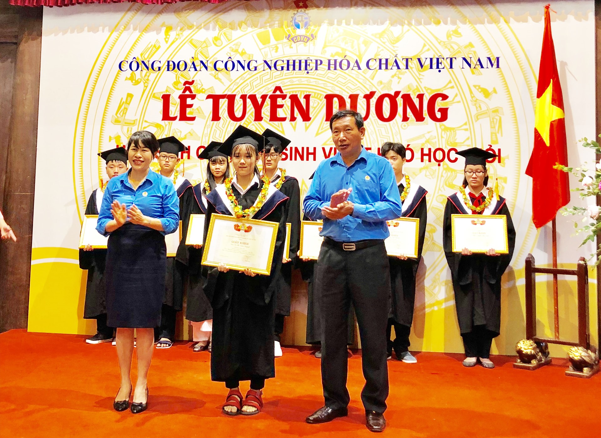 Đồng chí Trịnh Thanh Hằng - Uỷ viên Đoàn Chủ tịch, Trưởng ban Nữ công Tổng LĐLĐVN và đồng chí Vũ Tiến Dũng - Chủ tịch Công đoàn Công nghiệp Hoá chất Việt Nam trao bằng khen cho các cháu học sinh. Ảnh: H.A