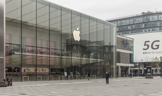 Một cửa hàng của Apple tại Trung Quốc đóng cửa hôm 11.2. Ảnh: Qilai Shen/Bloomberg.
