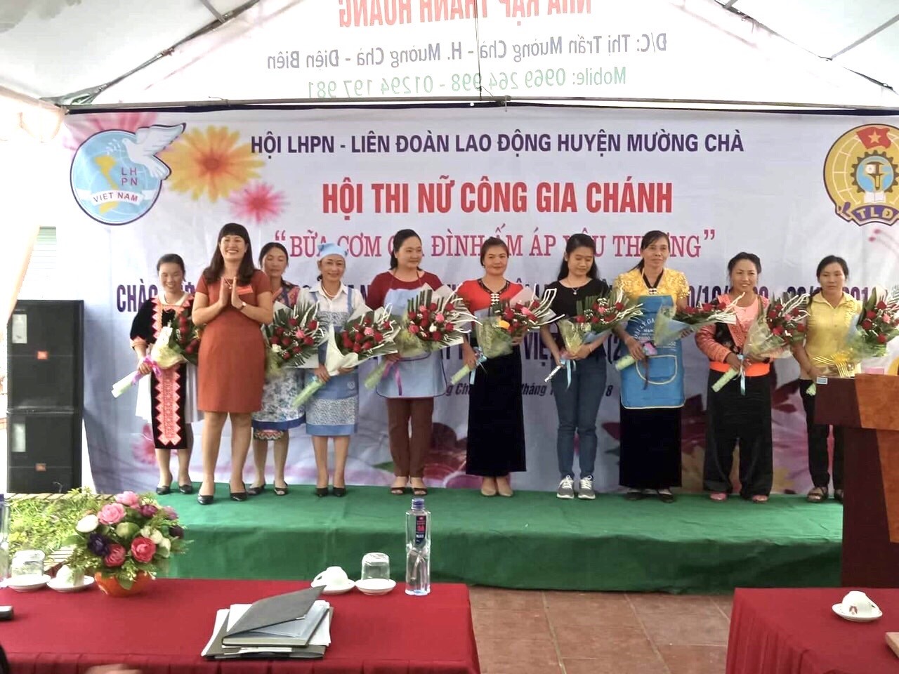 LĐLĐ huyện Mường Chà (Điện Biên) trao hoa cho các đội thi Nữ Công gia chánh chào mừng 109 năm ngày thành lập Hội Liên hiệp Phụ nữ Việt Nam. Ảnh: G.N