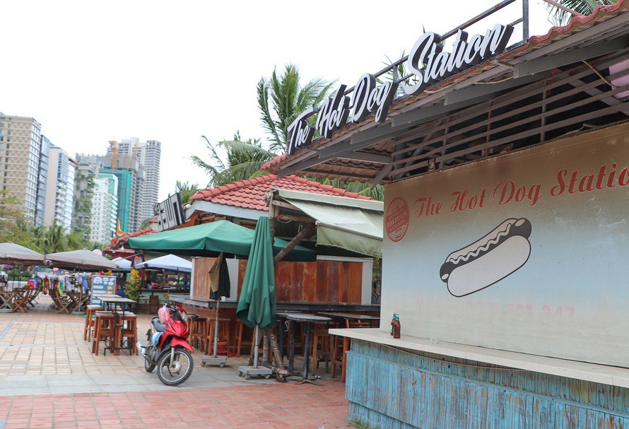 Hầu hết quầy lưu niệm ở bãi biển Mỹ Khê (quận Sơn Trà, Đà Nẵng) đều đóng cửa, đang chờ liên minh kích cầu du lịch "giải cứu".