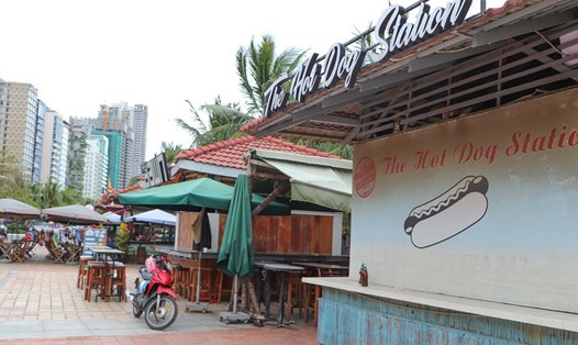 Hầu hết quầy lưu niệm ở bãi biển Mỹ Khê (quận Sơn Trà, Đà Nẵng) đều đóng cửa, đang chờ liên minh kích cầu du lịch "giải cứu".