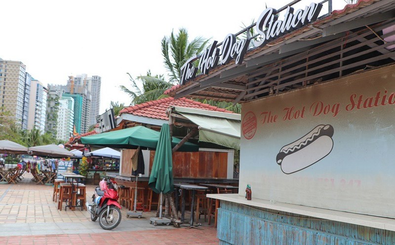 Hầu hết quầy lưu niệm ở bãi biển Mỹ Khê (quận Sơn Trà, Đà Nẵng) đều đóng cửa, đang chờ liên minh kích cầu du lịch "giải cứu".