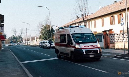 Xe cứu thương đang chạy trên một con phố vắng vẻ ở San Fiorano, một trong các thị trấn đang bị cách li do bùng phát dịch COVID-19 ở Italia. Ảnh: Reuters