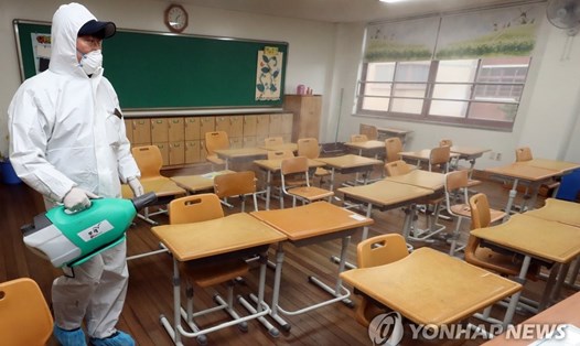 Nhân viên y tế khử trùng lớp học tại trường tiểu học phía Tây Nam thành phố Gwangju hôm 12.2. Ảnh: Yonhap.