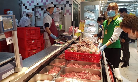 Giá thịt lợn giảm chưa tương xứng với  mức giảm của giá lợn hơi. Ảnh: Kh.V
