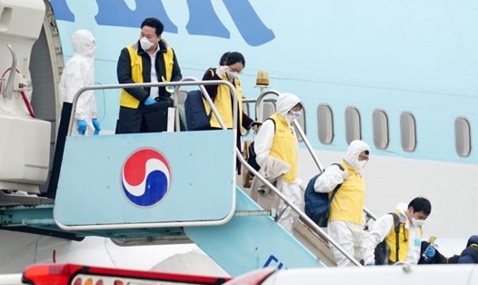 Một chuyến bay đưa công dân Hàn Quốc từ Vũ Hán, Trung Quốc về Seoul, Hàn Quốc hồi đầu tháng 2. Ảnh: AFP.