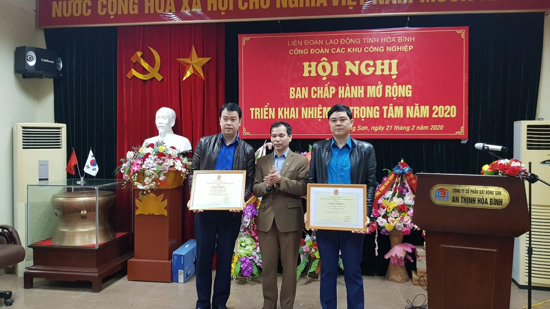 Đồng chí Nguyễn Mạnh Cương - Chủ tịch LĐLĐ tỉnh Hòa Bình - tặng Bằng khen cho các cá nhân thuộc Công đoàn các Khu công nghiệp tỉnh có thành tích trong phong trào xây dựng tổ chức Công đoàn vững mạnh năm 2019.