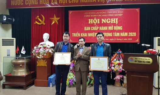 Đồng chí Nguyễn Mạnh Cương - Chủ tịch LĐLĐ tỉnh Hòa Bình - tặng Bằng khen cho các cá nhân thuộc Công đoàn các Khu công nghiệp tỉnh có thành tích trong phong trào xây dựng tổ chức Công đoàn vững mạnh năm 2019.