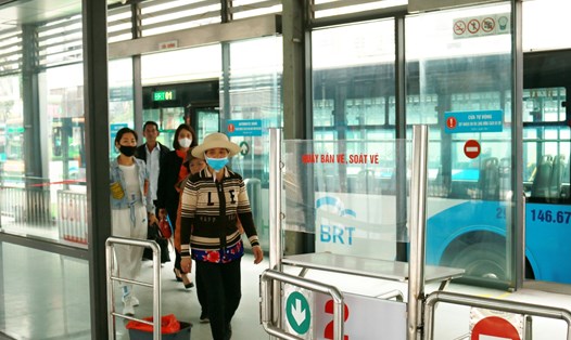 Tuyến buýt nhanh BRT 01 Kim Mã - Yên Nghĩa vắng vẻ mùa dịch COVID-19. Ảnh Thùy Anh