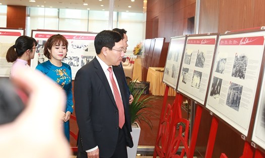 Phó Thủ tướng Phạm Bình Minh thăm trưng bày ảnh tư liệu về Chủ tịch Hồ Chí Minh bên lề hội nghị. Ảnh: VGP.