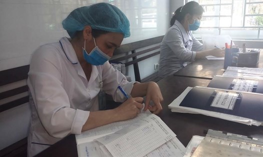 Bác sĩ, điều dưỡng viên Khoa Bệnh nhiệt đới - Bệnh viện Đa khoa tỉnh Thanh Hóa trong cuộc chiến chống virus COVID-19. Ảnh: PV
