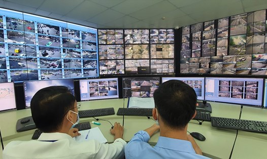 Trung tâm điều hành giám sát hệ thống camera tại TPHCM ghi nhận những 
hành vi vi phạm giao thông trên đường phố. ảnh: ĐìnhTrường