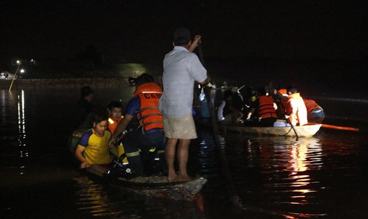 Lực lượng chức năng tìm kiếm những nạn nhân xấu số trong vụ lật thuyền ở Quảng Nam. Ảnh: T.C