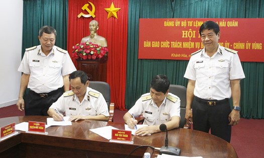 Chuẩn đô đốc Nguyễn Đức Vượng bàn giao chức trách nhiệm vụ cho Chuẩn đô đốc Nguyễn Văn Thuân. Ảnh VGP