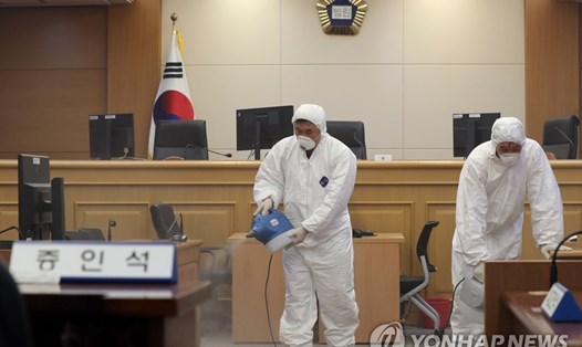 Các nhân viên y tế khử trùng một phòng xử án ở Gwangju. Ảnh: Yonhap.