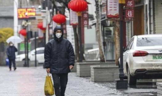 Người dân Trung Quốc hạn chế ra đường từ khi dịch COVID-19 bùng phát. Ảnh: Reuters.