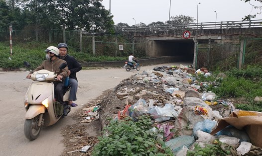 Tình trạng đổ trộm phế thải trên đường gom Đại lộ Thăng Long tại tái diễn. Ảnh: P.Đ