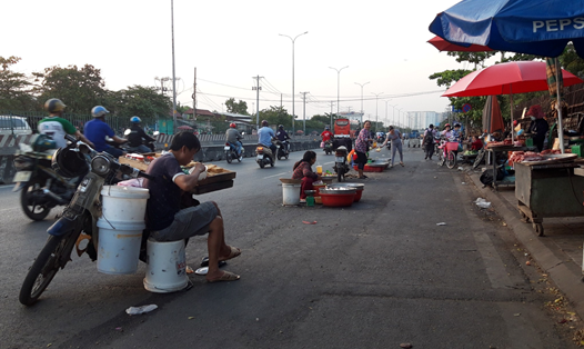 Mặc dù tuyến QL1A chạy qua địa bàn quận Bình Tân có lượng phương tiện dày đặc, nhưng chợ cóc vẫn ngang nhiên hoạt động từ 15-19h mỗi ngày. Ảnh TK.
